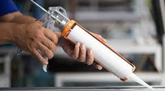 Рідкі цвяхи: чи можуть вони замінити металеве кріплення та монтажні клеї?